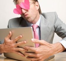 De ce mint barbatii la datingul online