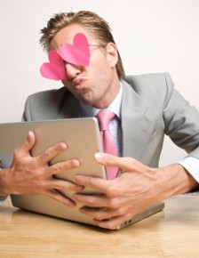 De ce mint barbatii la datingul online